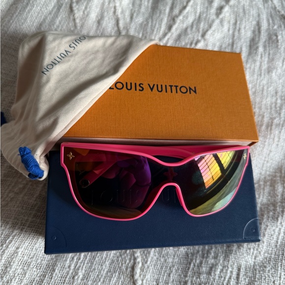 HOT Pink LV Sunnies! 💕 - Picture 1 of 6
